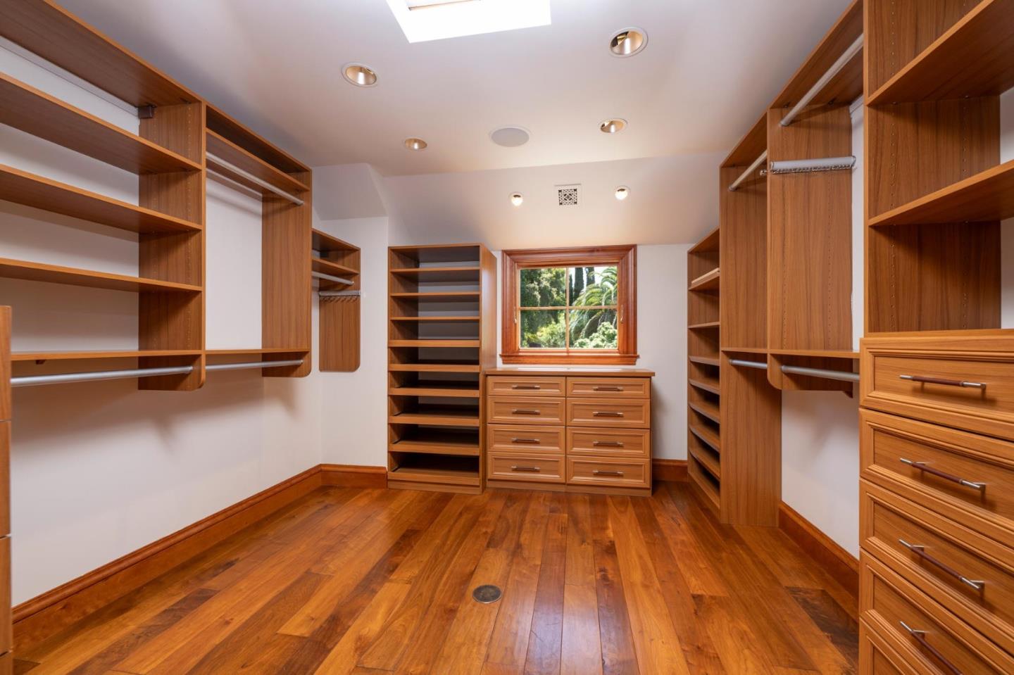 Detail Gallery Image 19 of 49 For 30 Drayton Rd, Hillsborough,  CA 94010 - 5 Beds | 4/3 Baths