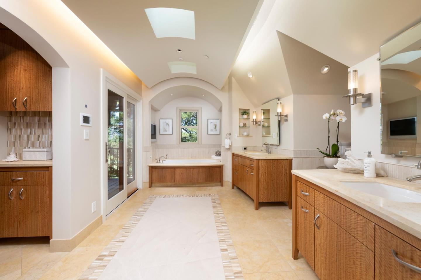 Detail Gallery Image 20 of 49 For 30 Drayton Rd, Hillsborough,  CA 94010 - 5 Beds | 4/3 Baths