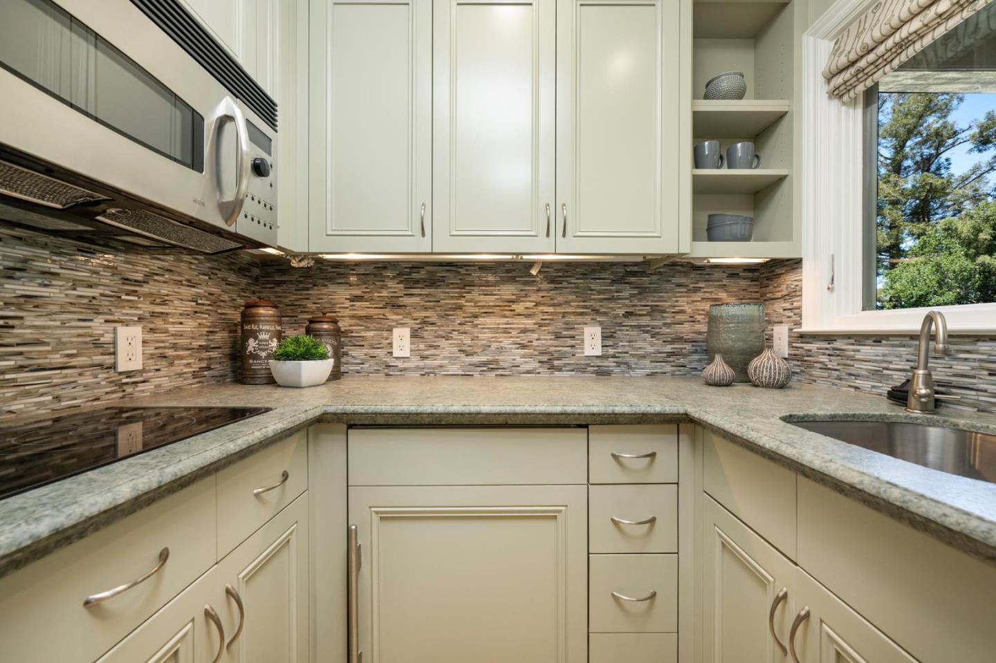 Detail Gallery Image 35 of 49 For 30 Drayton Rd, Hillsborough,  CA 94010 - 5 Beds | 4/3 Baths