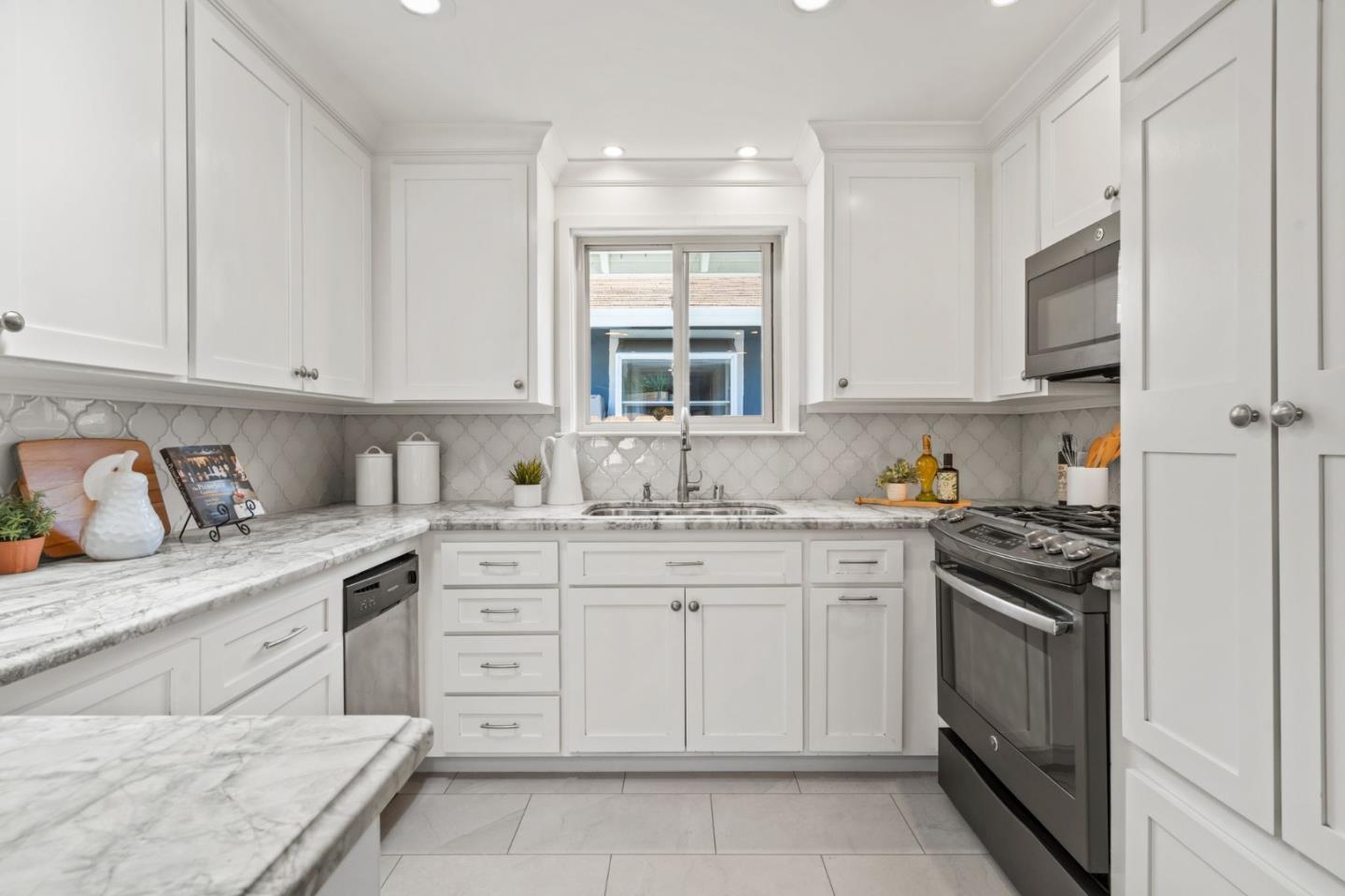 Detail Gallery Image 13 of 28 For 291 Alturas Ave, Sunnyvale,  CA 94085 - 3 Beds | 2 Baths
