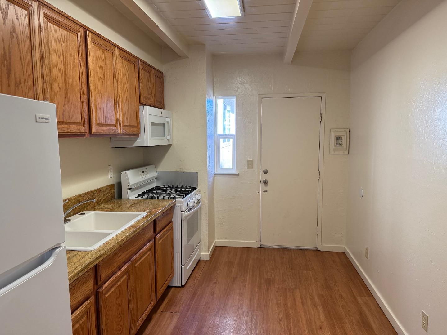 Detail Gallery Image 4 of 10 For 1003 Third St #2,  San Juan Bautista,  CA 95045 - 2 Beds | 1 Baths