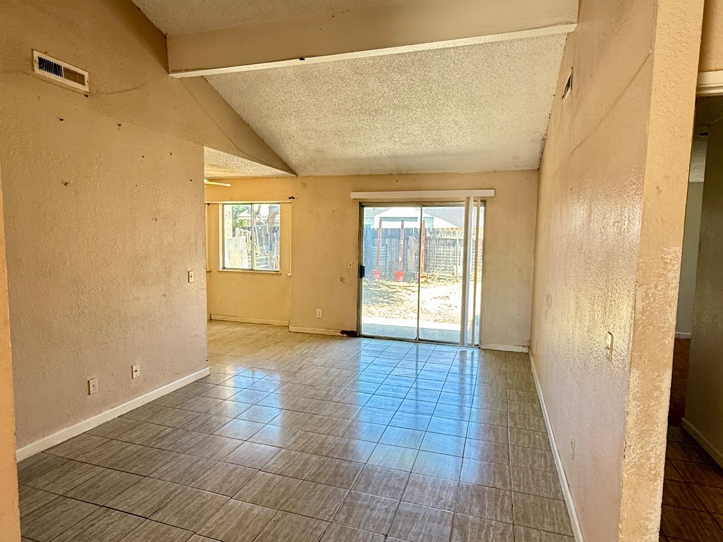 Detail Gallery Image 3 of 16 For 705 Deerwood Dr, Madera,  CA 93637 - 2 Beds | 2 Baths