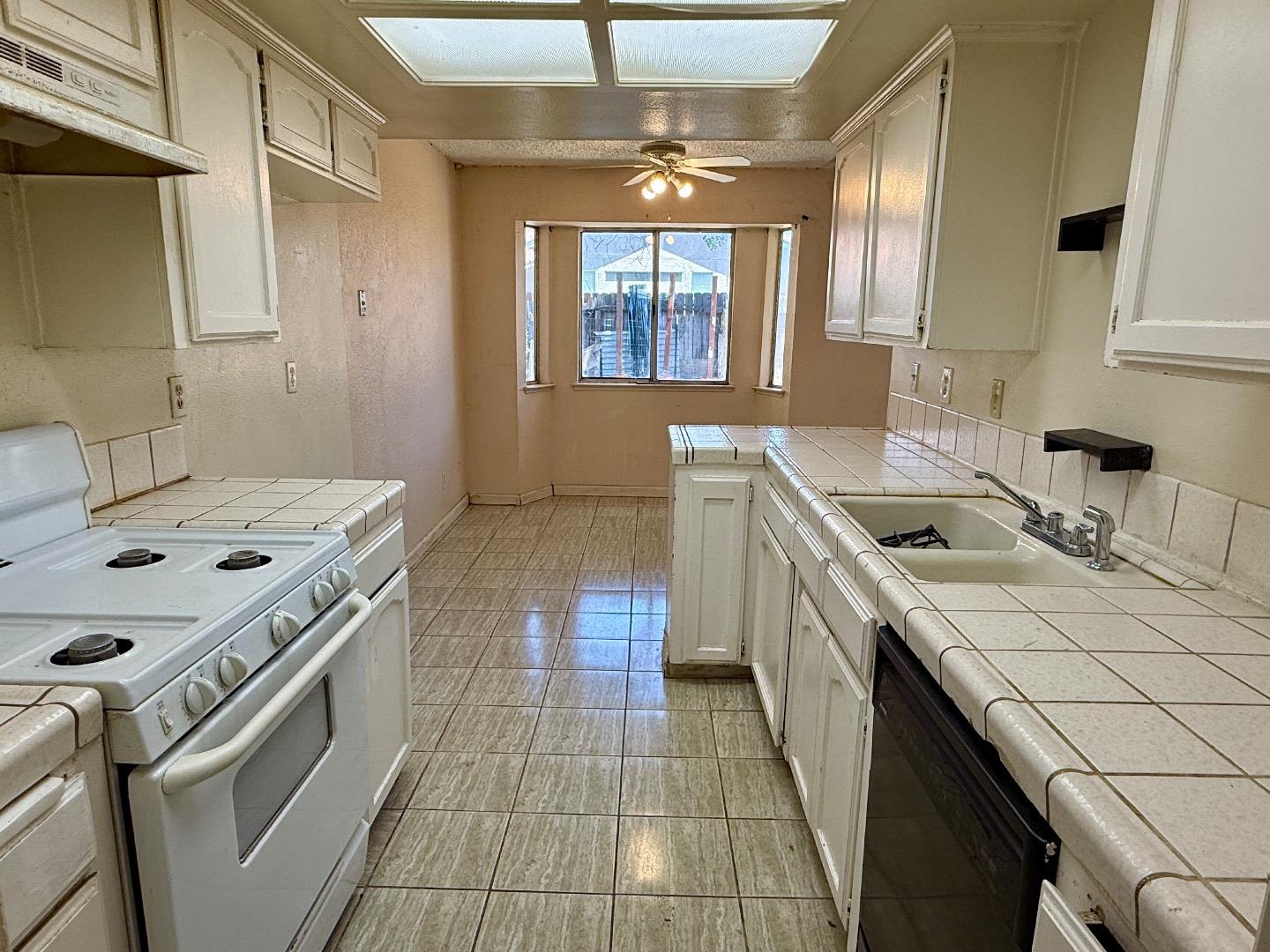 Detail Gallery Image 7 of 16 For 705 Deerwood Dr, Madera,  CA 93637 - 2 Beds | 2 Baths