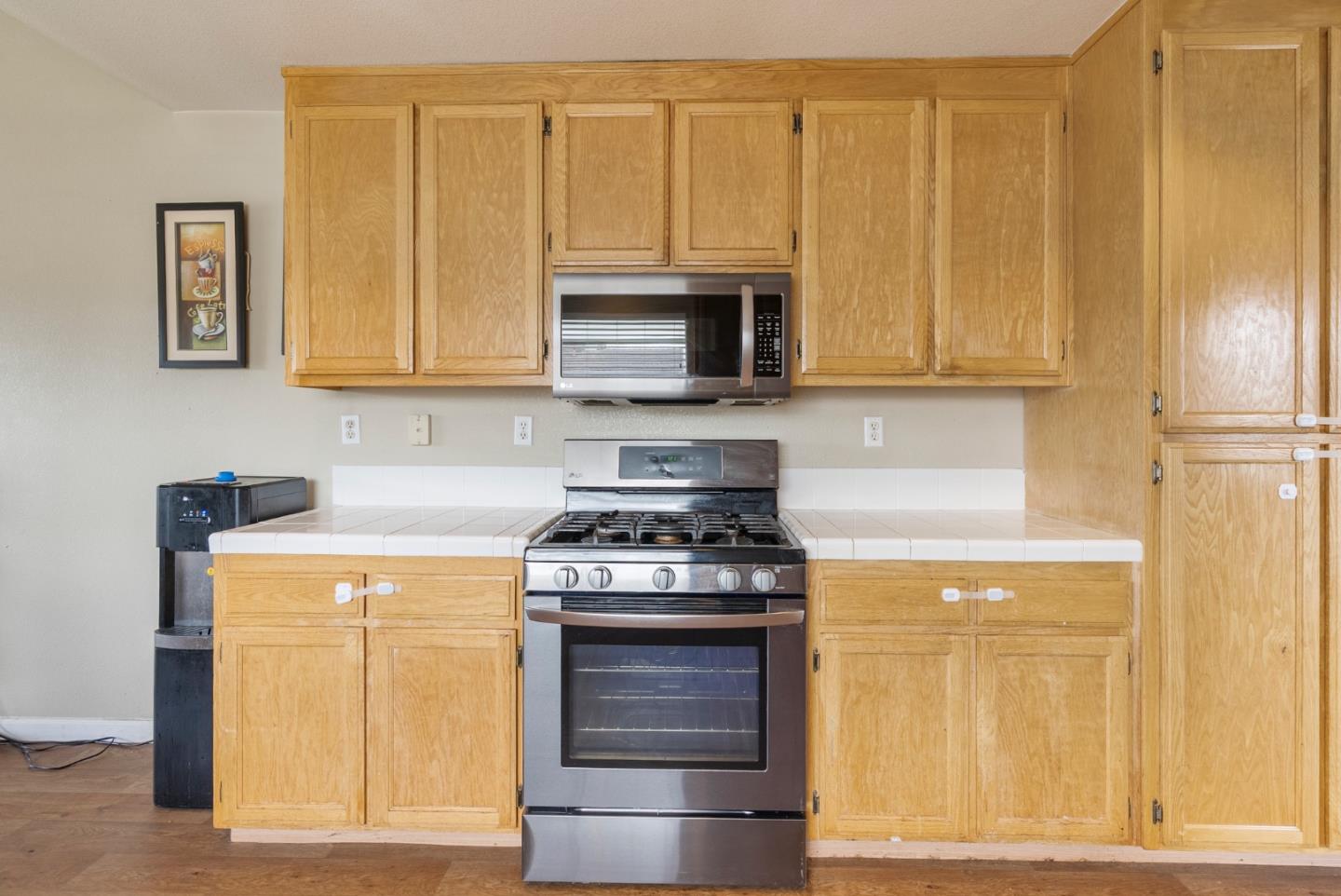 Detail Gallery Image 10 of 39 For 1001 Eagle Dr, Salinas,  CA 93905 - 4 Beds | 2 Baths