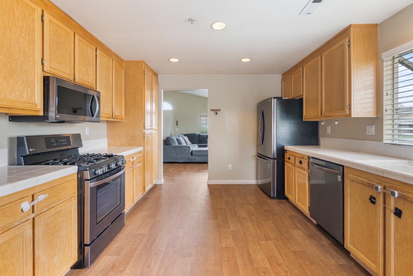 Detail Gallery Image 11 of 39 For 1001 Eagle Dr, Salinas,  CA 93905 - 4 Beds | 2 Baths