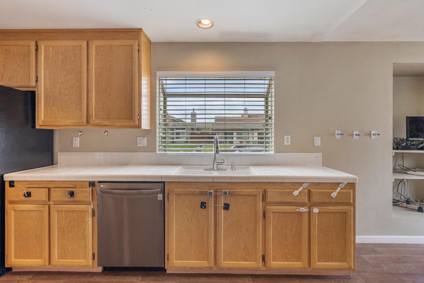 Detail Gallery Image 12 of 39 For 1001 Eagle Dr, Salinas,  CA 93905 - 4 Beds | 2 Baths