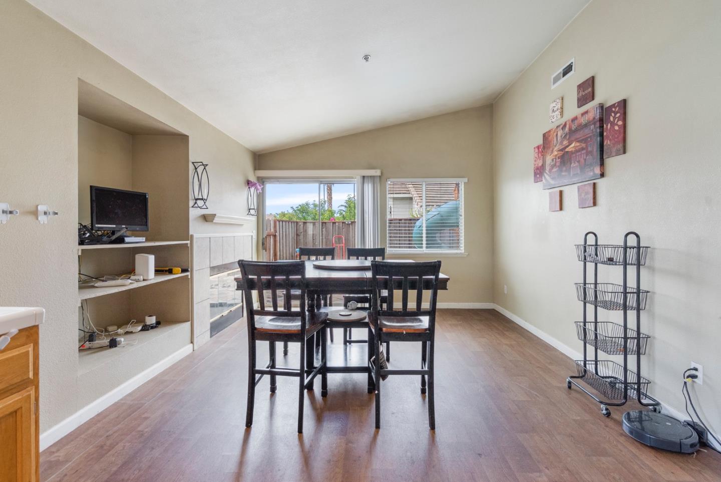 Detail Gallery Image 13 of 39 For 1001 Eagle Dr, Salinas,  CA 93905 - 4 Beds | 2 Baths