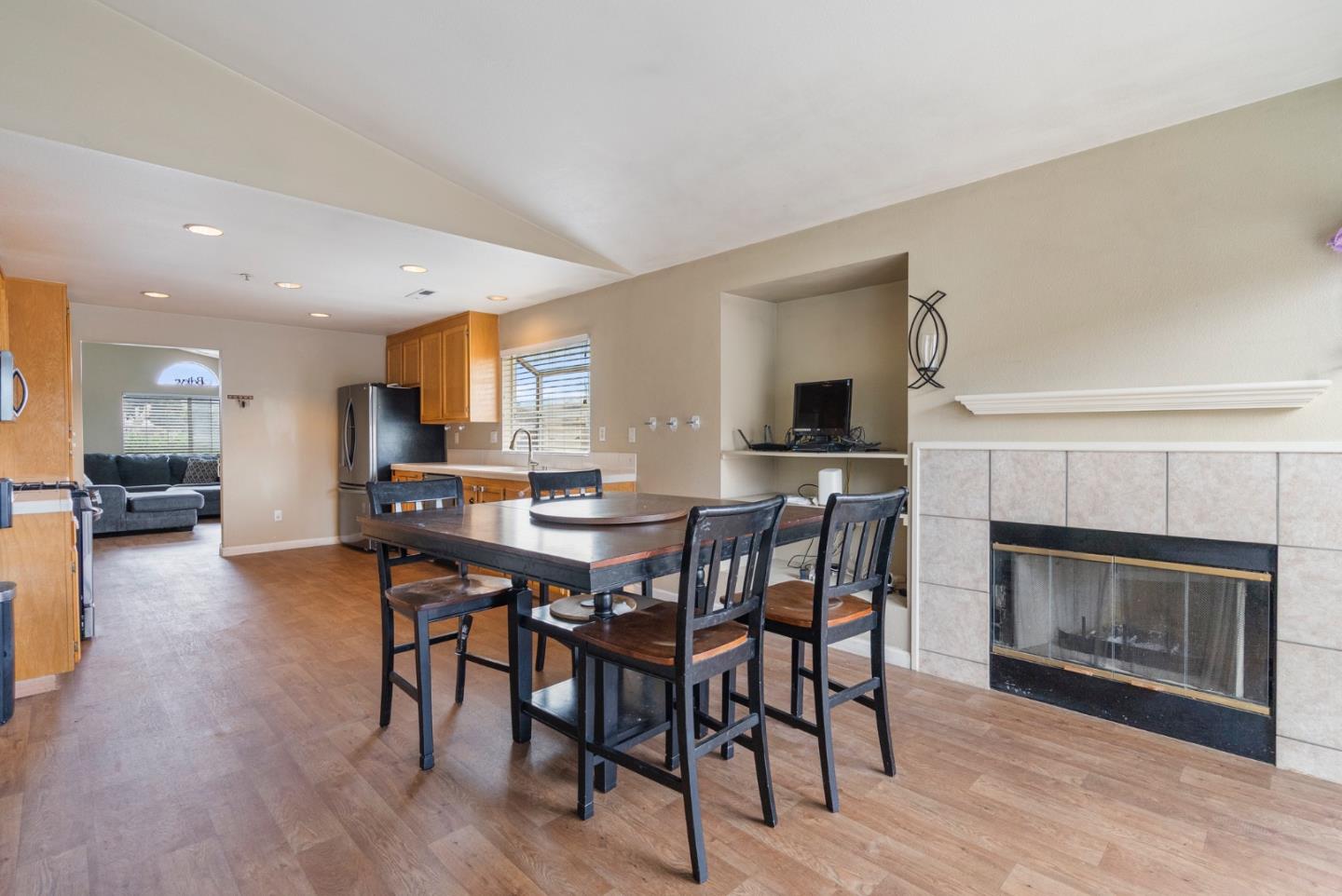Detail Gallery Image 14 of 39 For 1001 Eagle Dr, Salinas,  CA 93905 - 4 Beds | 2 Baths