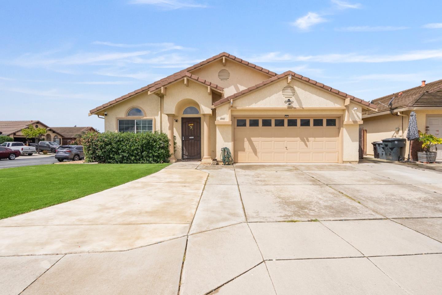Detail Gallery Image 2 of 39 For 1001 Eagle Dr, Salinas,  CA 93905 - 4 Beds | 2 Baths