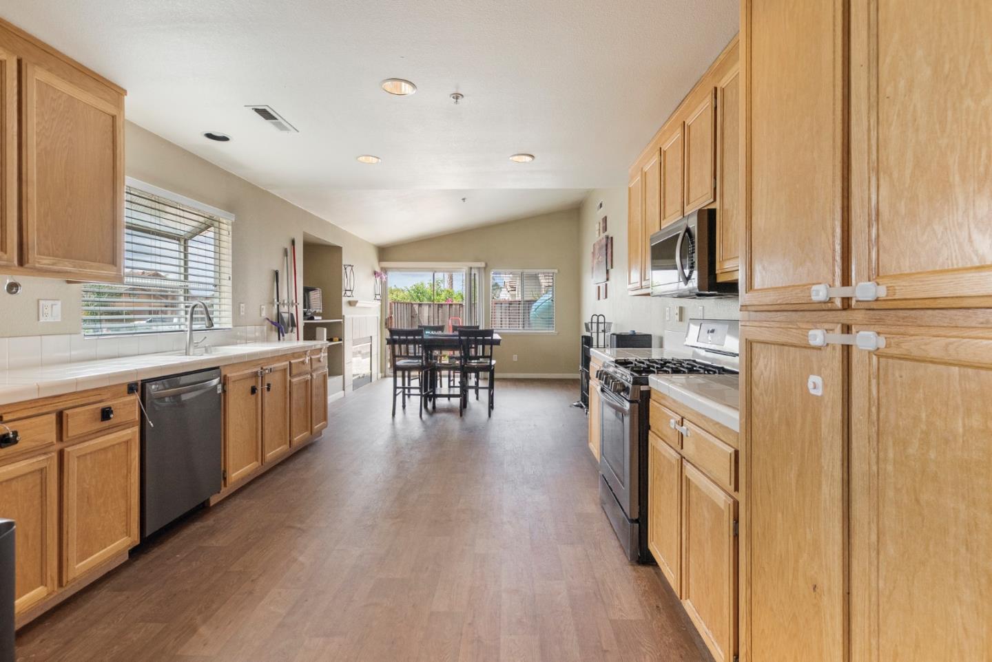 Detail Gallery Image 9 of 39 For 1001 Eagle Dr, Salinas,  CA 93905 - 4 Beds | 2 Baths