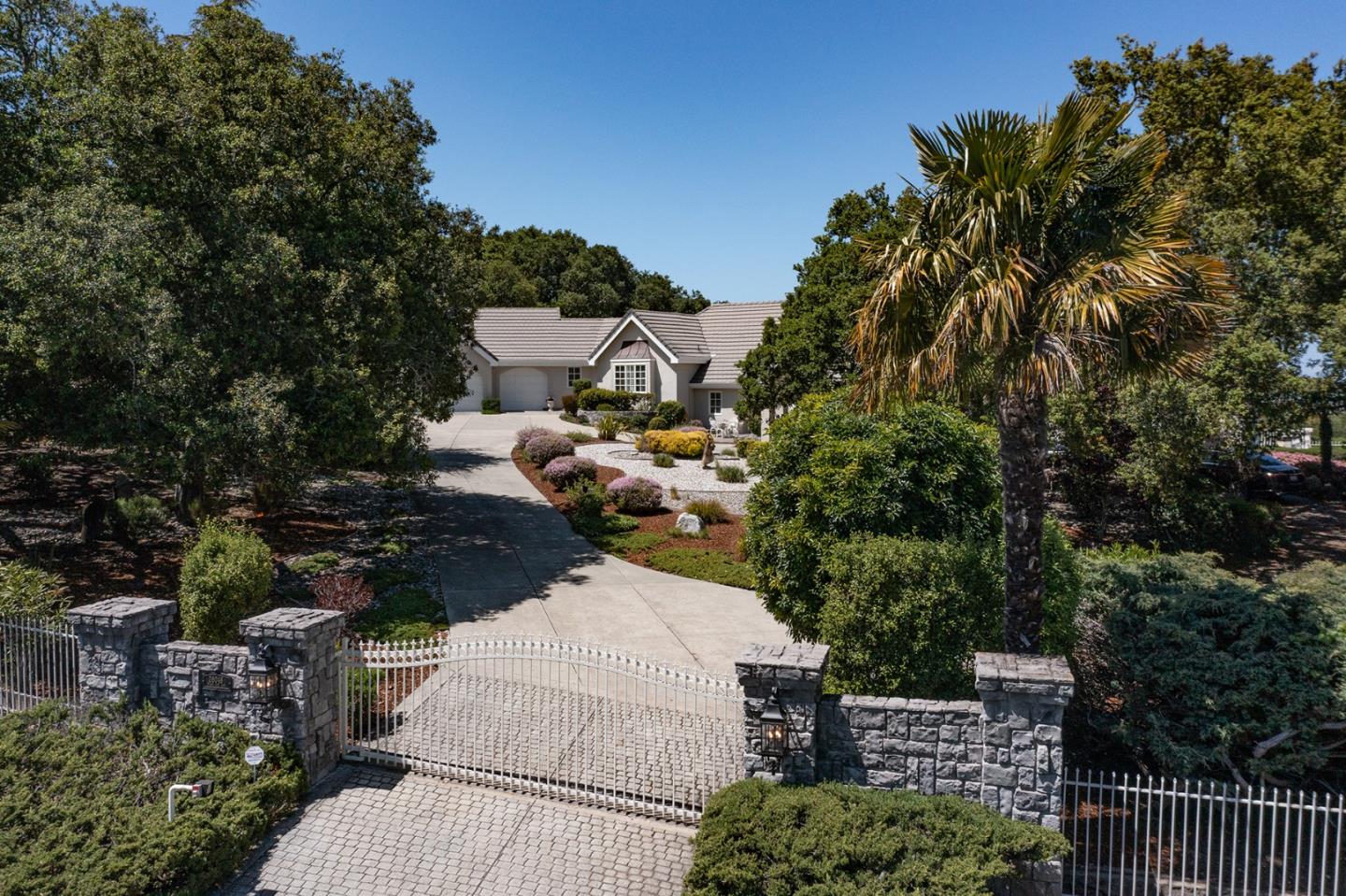 Detail Gallery Image 4 of 37 For 26048 Paseo Del Sur, Monterey,  CA 93940 - 4 Beds | 4/1 Baths