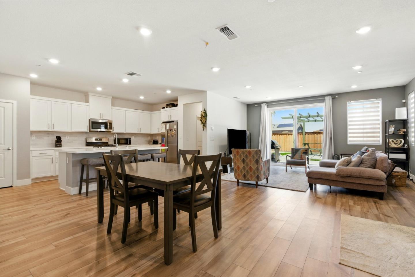 Detail Gallery Image 10 of 38 For 5758 Tournament Ct, Tracy,  CA 95377 - 4 Beds | 3 Baths