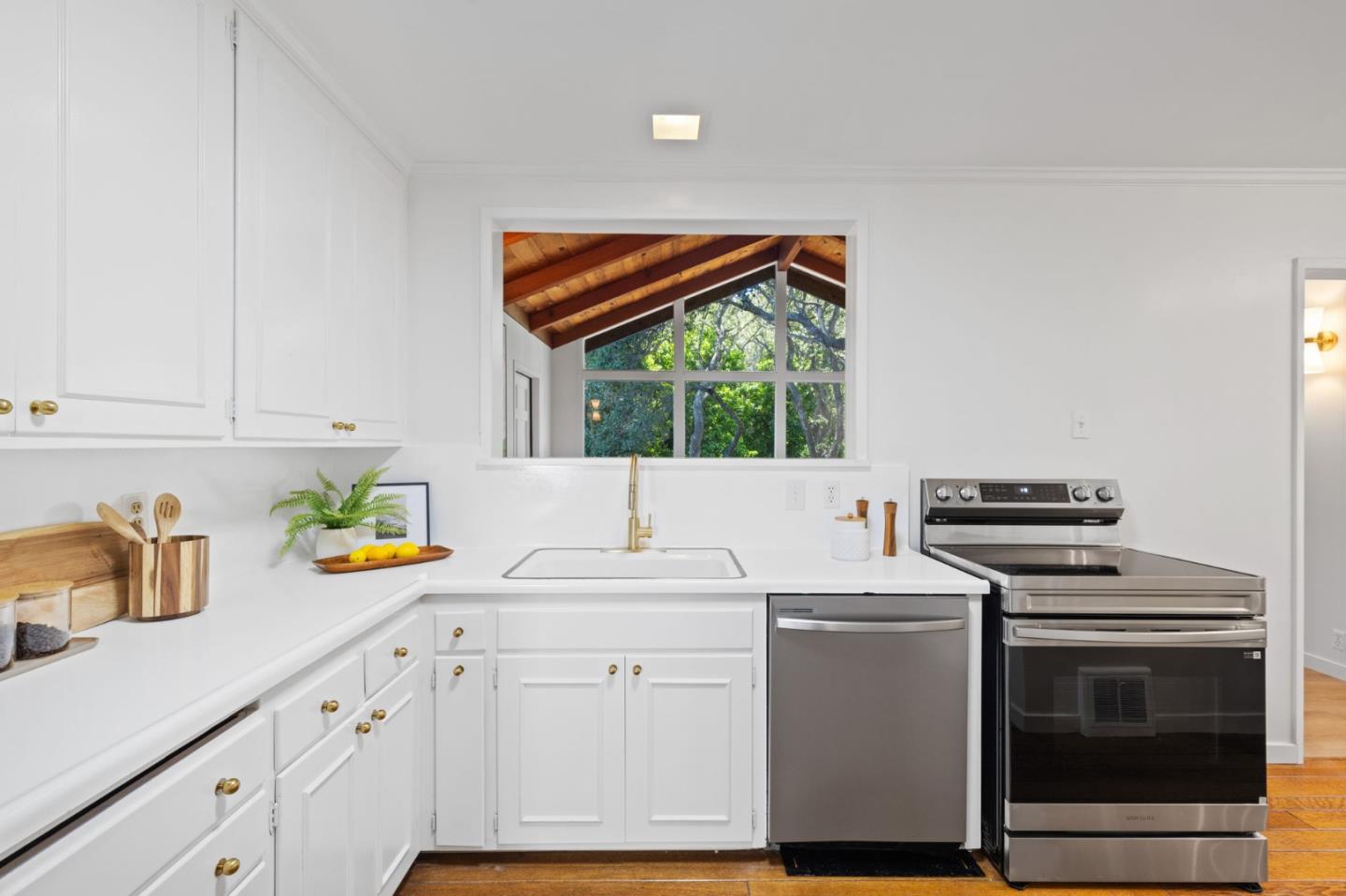 Detail Gallery Image 10 of 36 For 740 Barcelona Dr, Millbrae,  CA 94030 - 4 Beds | 2 Baths