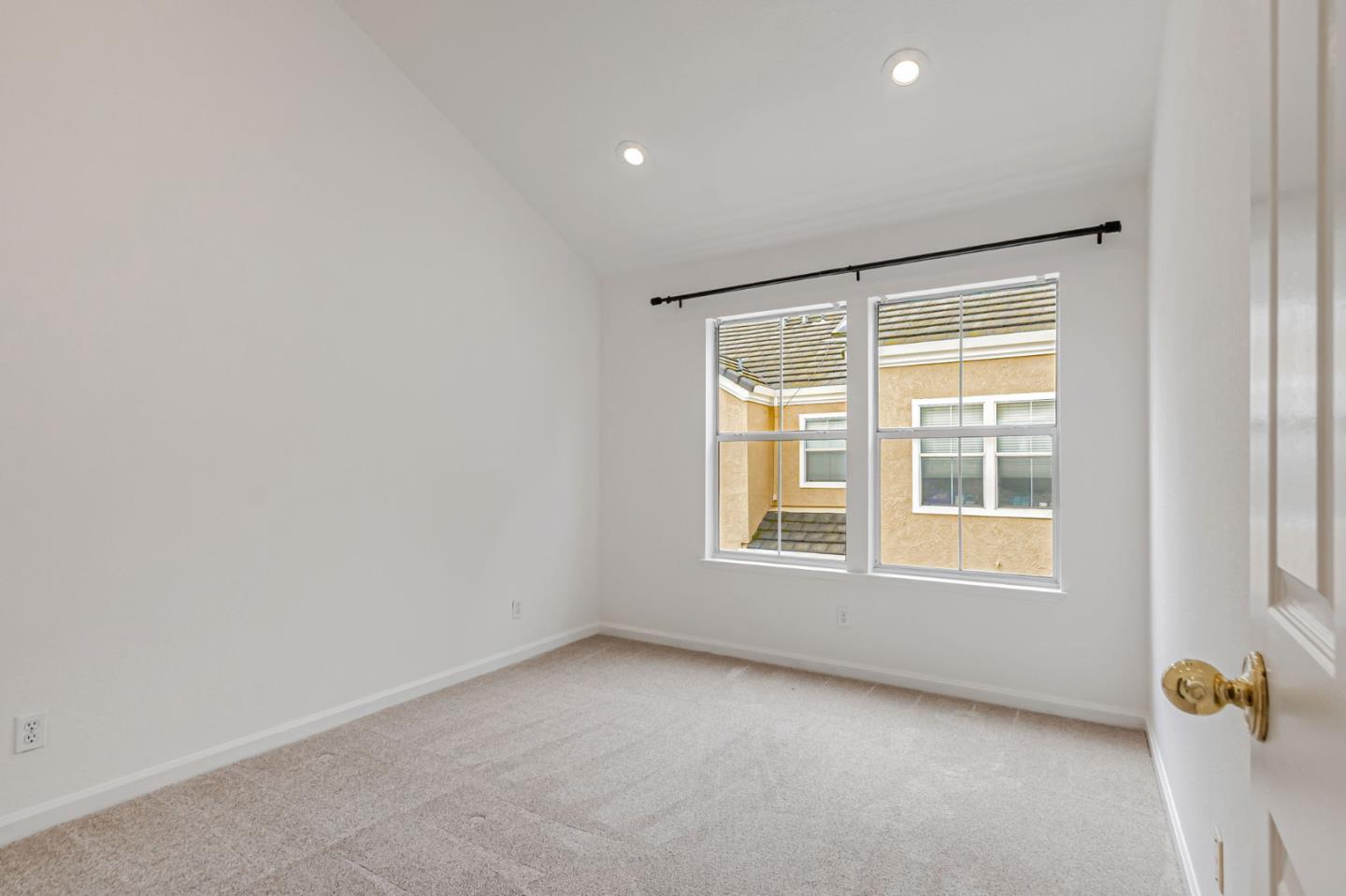 Detail Gallery Image 33 of 44 For 407 Camille Cir #16,  San Jose,  CA 95134 - 3 Beds | 2/1 Baths