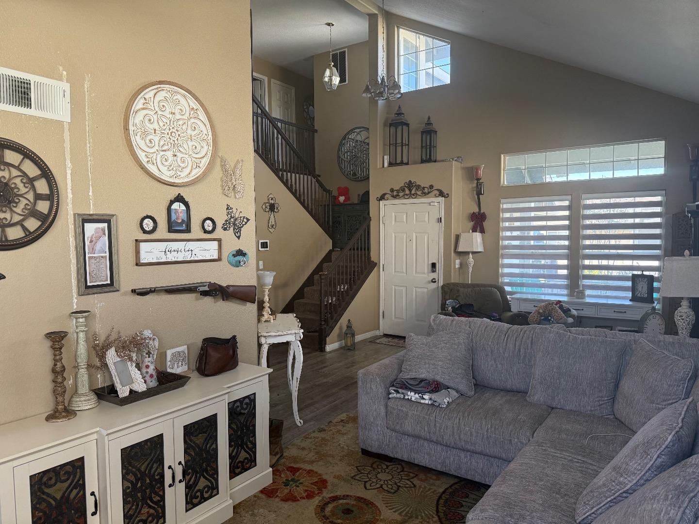 Detail Gallery Image 4 of 10 For 423 Tierra Ave, Soledad,  CA 93960 - 4 Beds | 3 Baths