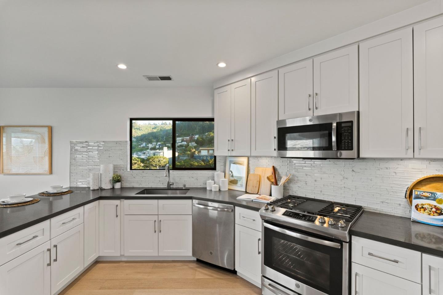 Detail Gallery Image 11 of 33 For 130 Blackburn Ter, Pacifica,  CA 94044 - 3 Beds | 2/1 Baths
