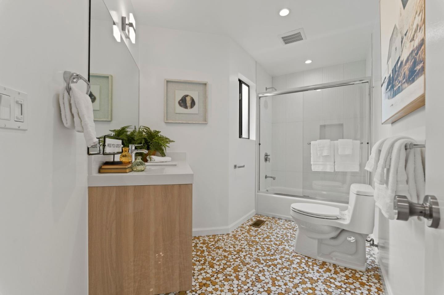 Detail Gallery Image 19 of 33 For 130 Blackburn Ter, Pacifica,  CA 94044 - 3 Beds | 2/1 Baths