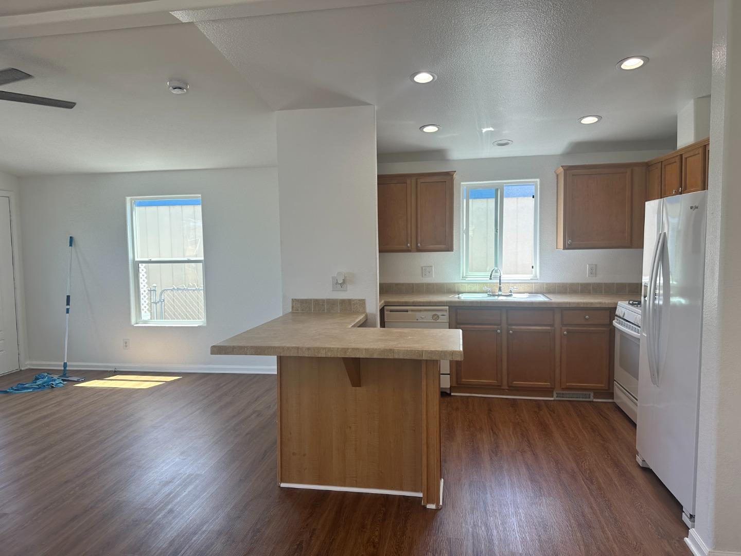 Detail Gallery Image 4 of 13 For 304 Carmel Ave #45,  Marina,  CA 93933 - 2 Beds | 2 Baths