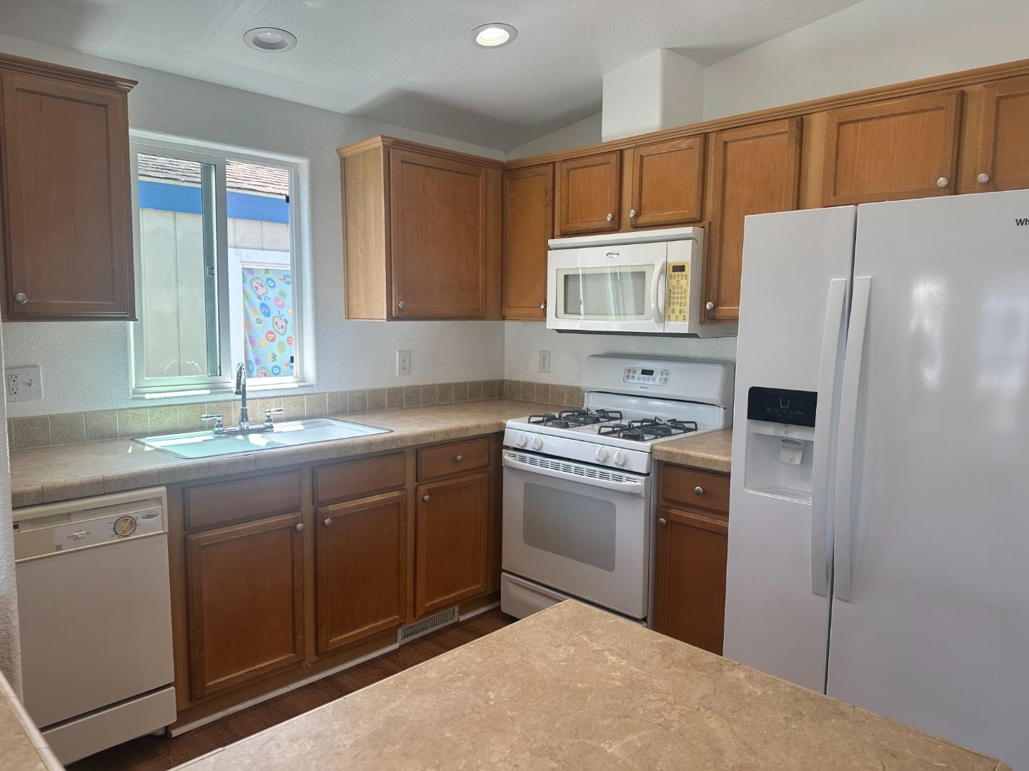 Detail Gallery Image 5 of 13 For 304 Carmel Ave #45,  Marina,  CA 93933 - 2 Beds | 2 Baths