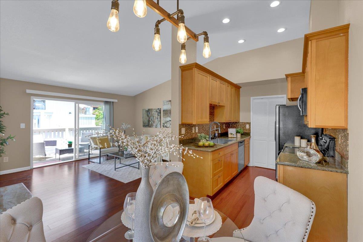 Detail Gallery Image 5 of 20 For 26821 Hayward Blvd, Hayward,  CA 94542 - 2 Beds | 2 Baths
