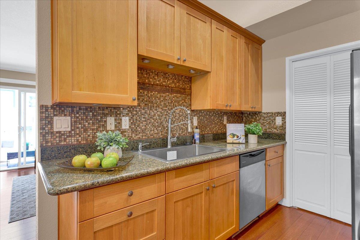 Detail Gallery Image 6 of 20 For 26821 Hayward Blvd, Hayward,  CA 94542 - 2 Beds | 2 Baths