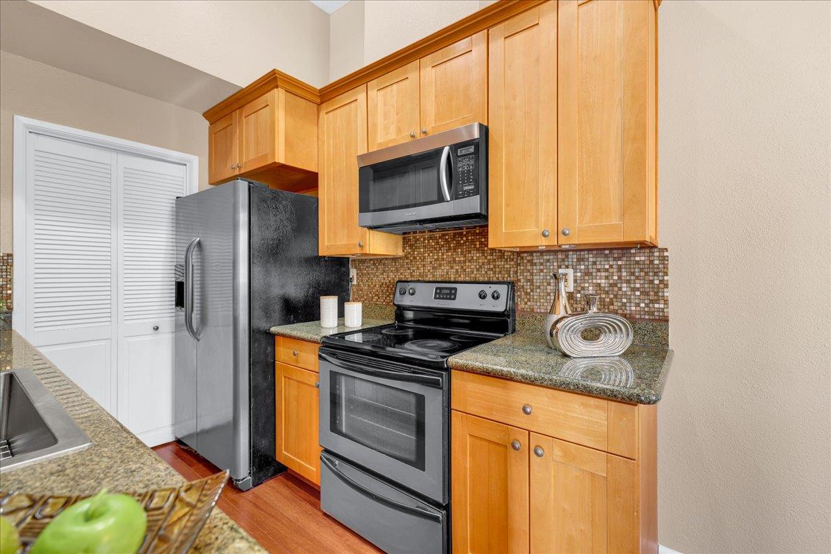 Detail Gallery Image 7 of 20 For 26821 Hayward Blvd, Hayward,  CA 94542 - 2 Beds | 2 Baths
