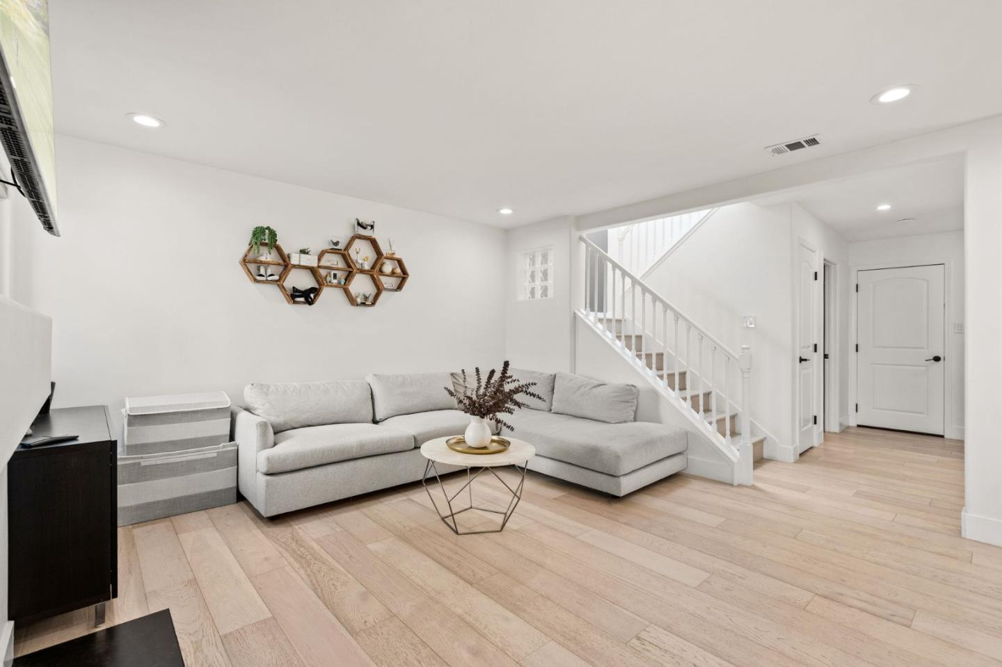 Detail Gallery Image 4 of 56 For 265 S Bayview Ave #J,  Sunnyvale,  CA 94086 - 2 Beds | 2/1 Baths