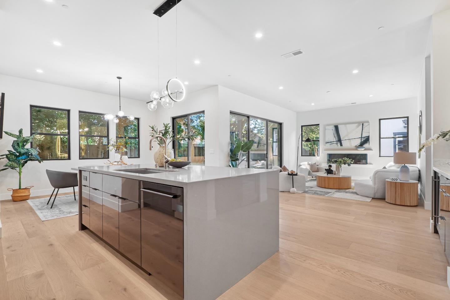 Detail Gallery Image 11 of 41 For 765 Cuesta Dr, Mountain View,  CA 94040 - 5 Beds | 4/1 Baths