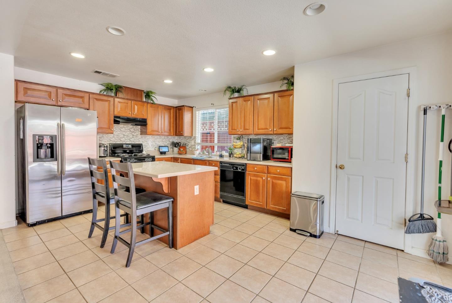 Detail Gallery Image 21 of 74 For 2385 N Mountainside Dr, Los Banos,  CA 93635 - 5 Beds | 2/1 Baths