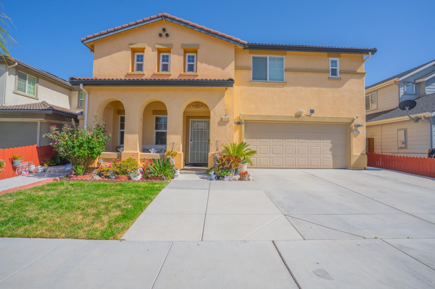 Detail Gallery Image 5 of 74 For 2385 N Mountainside Dr, Los Banos,  CA 93635 - 5 Beds | 2/1 Baths