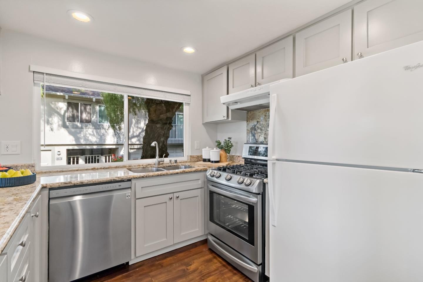 Detail Gallery Image 15 of 50 For 20179 Northwest Sq, Cupertino,  CA 95014 - 2 Beds | 2 Baths