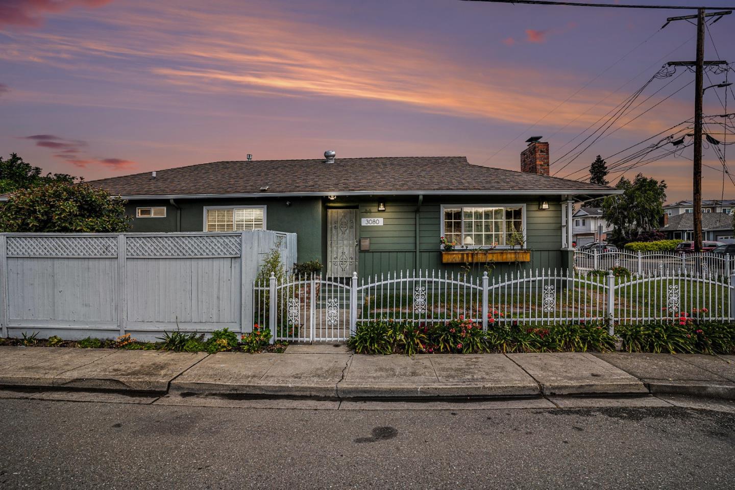 Detail Gallery Image 1 of 20 For 3080 Norbridge Ave, Castro Valley,  CA 94546 - 3 Beds | 2 Baths