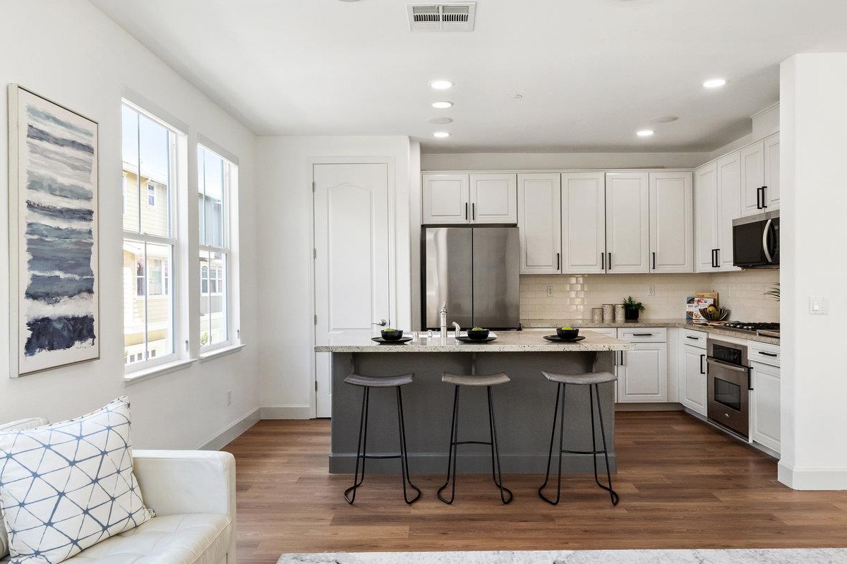 Detail Gallery Image 13 of 47 For 201 Keech Dr, Redwood Shores,  CA 94065 - 3 Beds | 2/1 Baths