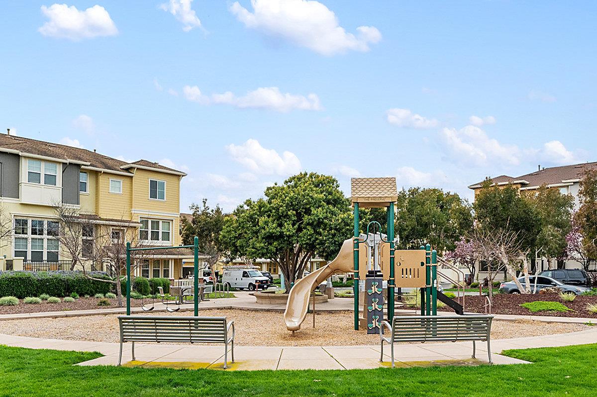 Detail Gallery Image 37 of 47 For 201 Keech Dr, Redwood Shores,  CA 94065 - 3 Beds | 2/1 Baths