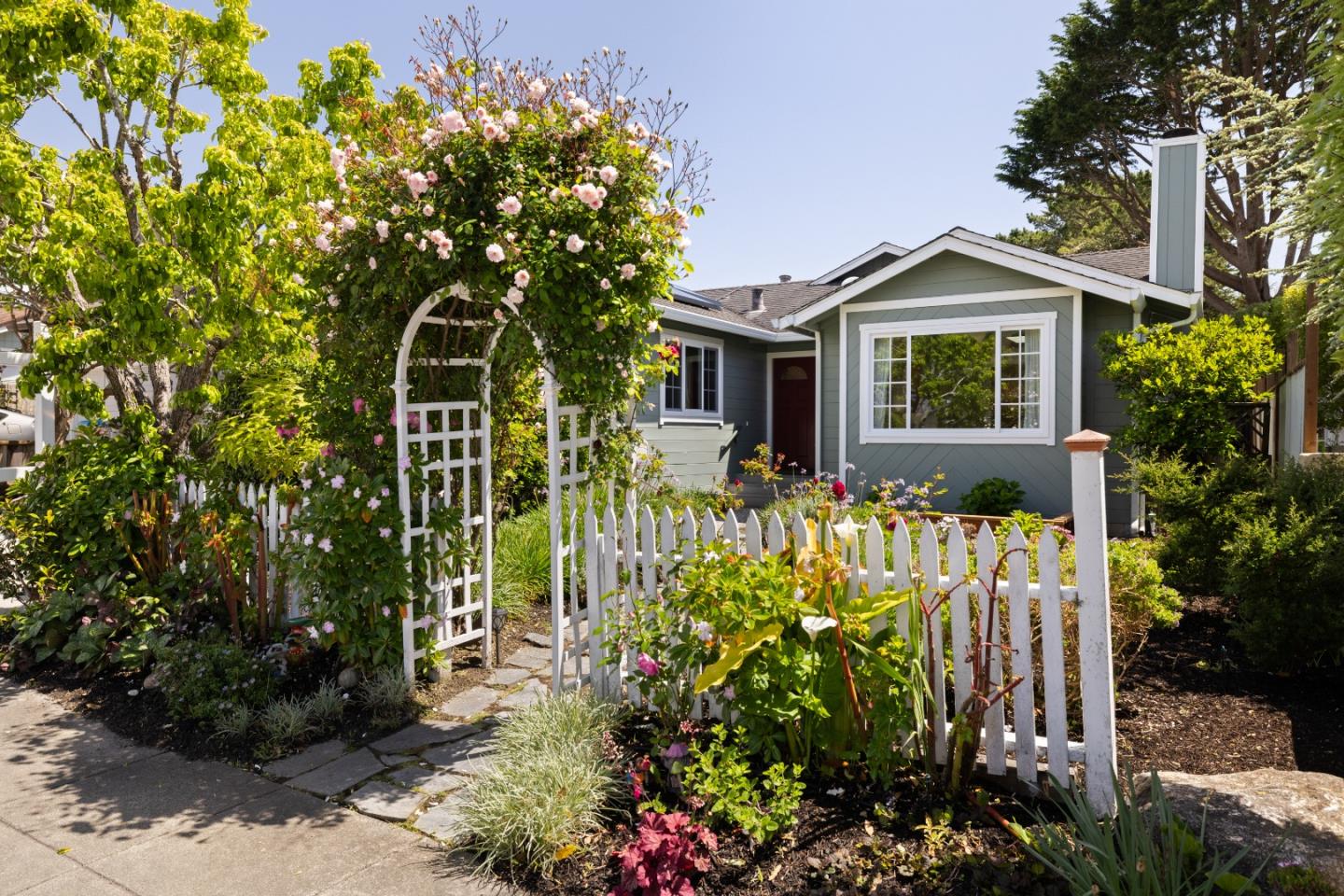 Detail Gallery Image 2 of 37 For 623 Sonora Ave, El Granada,  CA 94018 - 3 Beds | 2 Baths