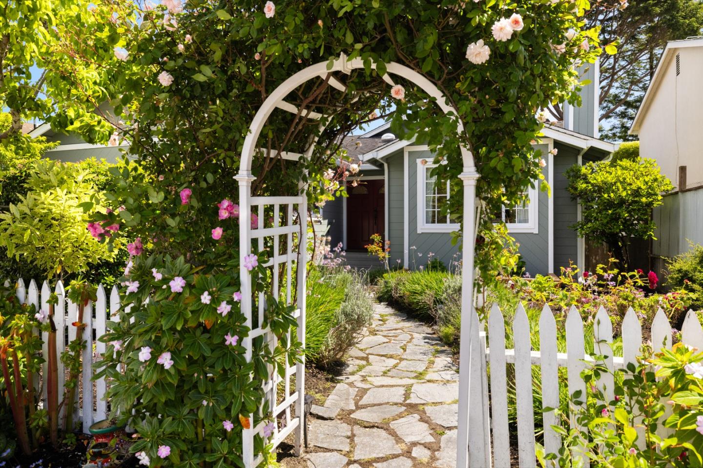 Detail Gallery Image 4 of 37 For 623 Sonora Ave, El Granada,  CA 94018 - 3 Beds | 2 Baths