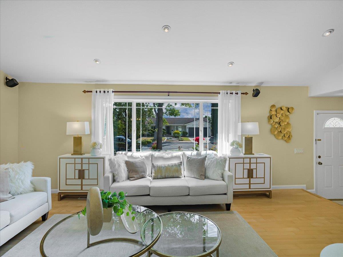 Detail Gallery Image 13 of 59 For 651 Starbush Dr, Sunnyvale,  CA 94086 - 4 Beds | 2/1 Baths