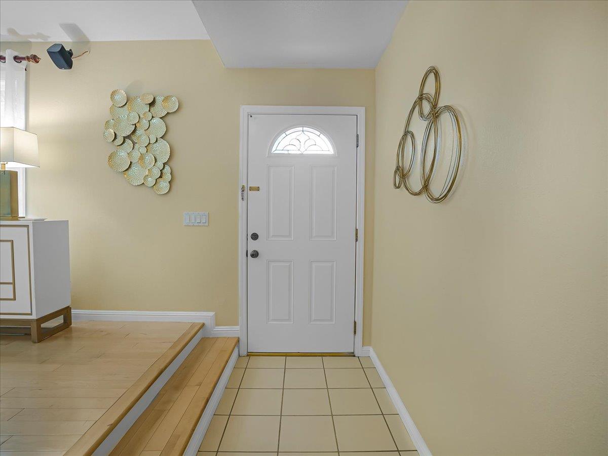 Detail Gallery Image 18 of 59 For 651 Starbush Dr, Sunnyvale,  CA 94086 - 4 Beds | 2/1 Baths