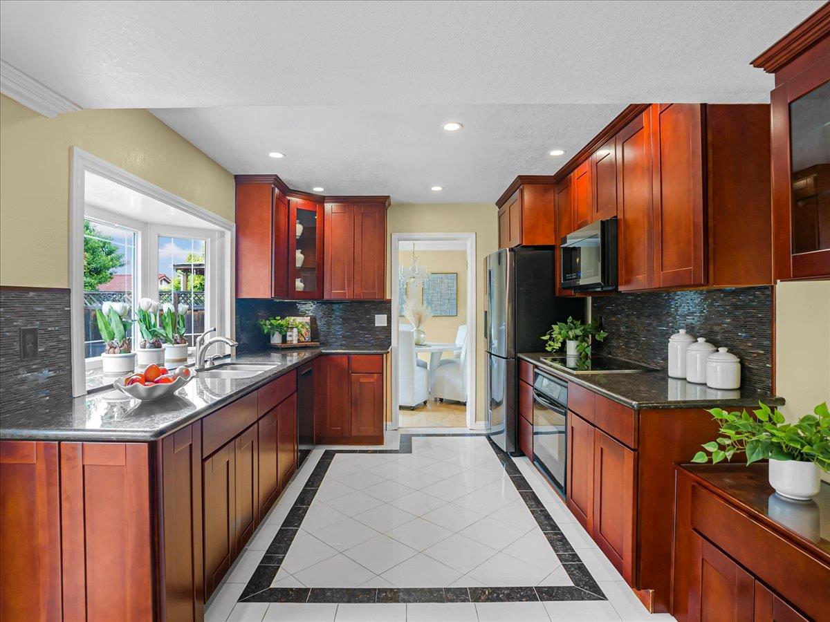 Detail Gallery Image 3 of 59 For 651 Starbush Dr, Sunnyvale,  CA 94086 - 4 Beds | 2/1 Baths
