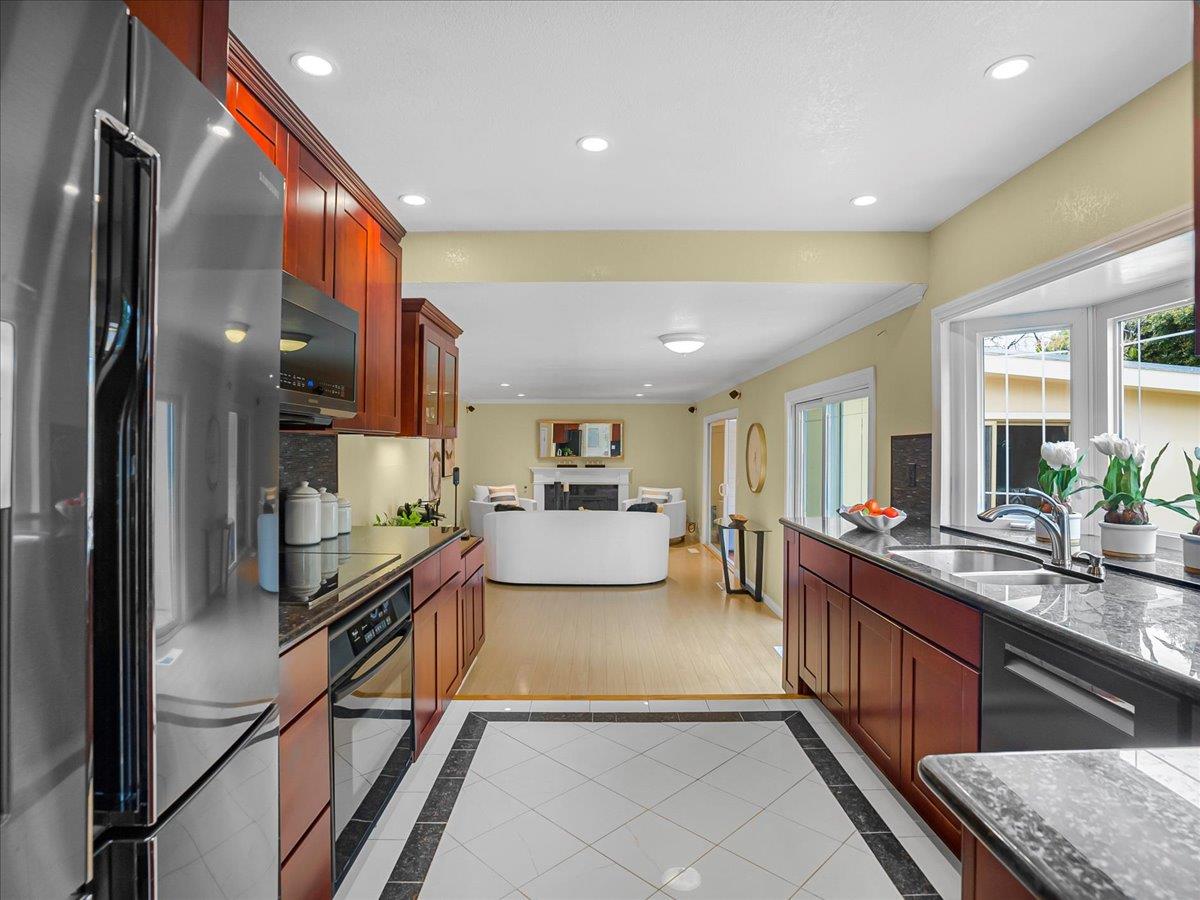 Detail Gallery Image 4 of 59 For 651 Starbush Dr, Sunnyvale,  CA 94086 - 4 Beds | 2/1 Baths