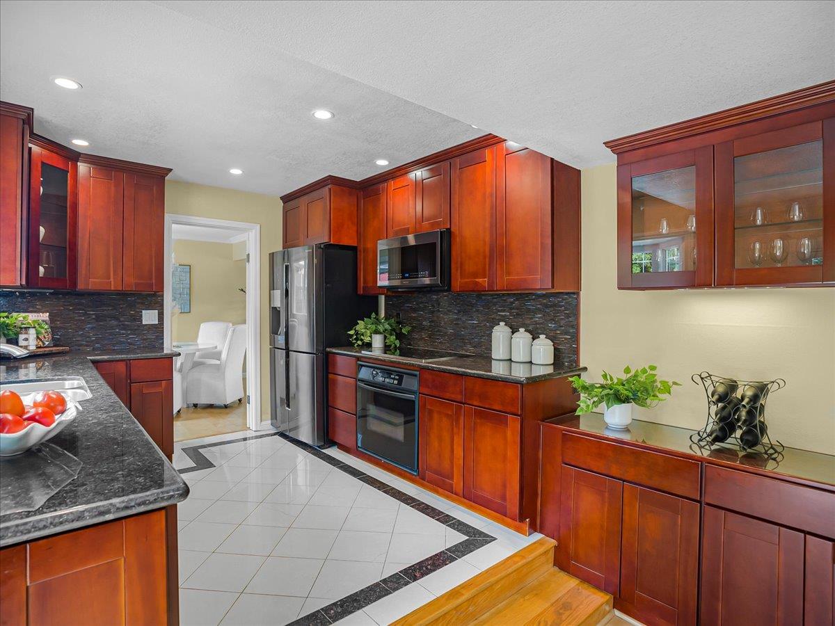 Detail Gallery Image 8 of 59 For 651 Starbush Dr, Sunnyvale,  CA 94086 - 4 Beds | 2/1 Baths