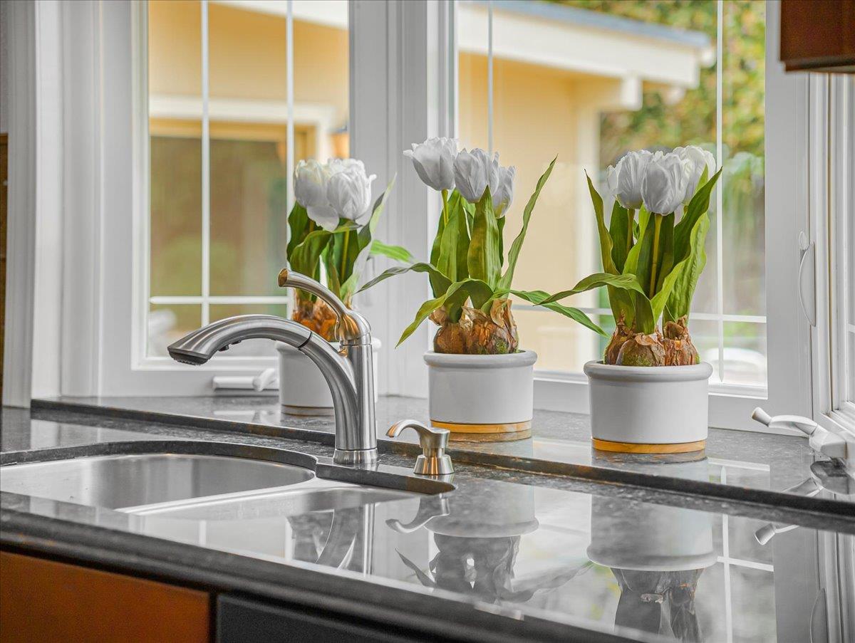 Detail Gallery Image 9 of 59 For 651 Starbush Dr, Sunnyvale,  CA 94086 - 4 Beds | 2/1 Baths