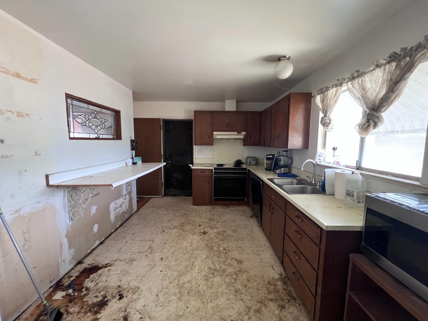 Detail Gallery Image 10 of 27 For 19035 Buena Ln, Salinas,  CA 93908 - 4 Beds | 2 Baths