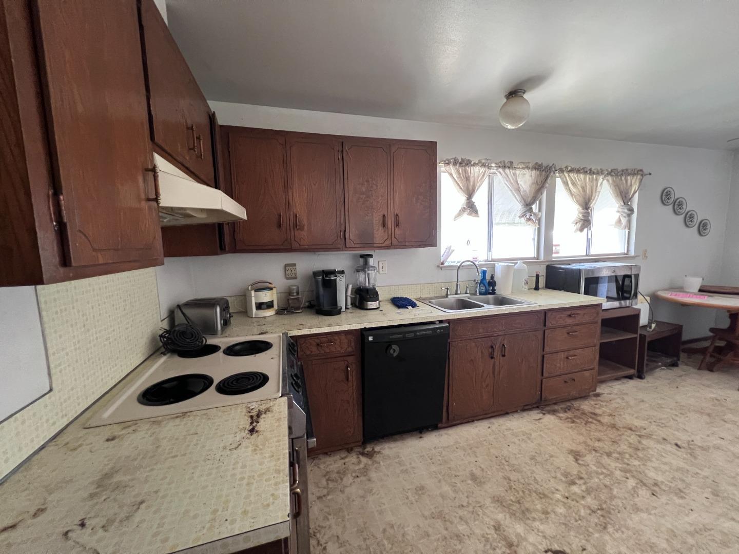 Detail Gallery Image 11 of 27 For 19035 Buena Ln, Salinas,  CA 93908 - 4 Beds | 2 Baths