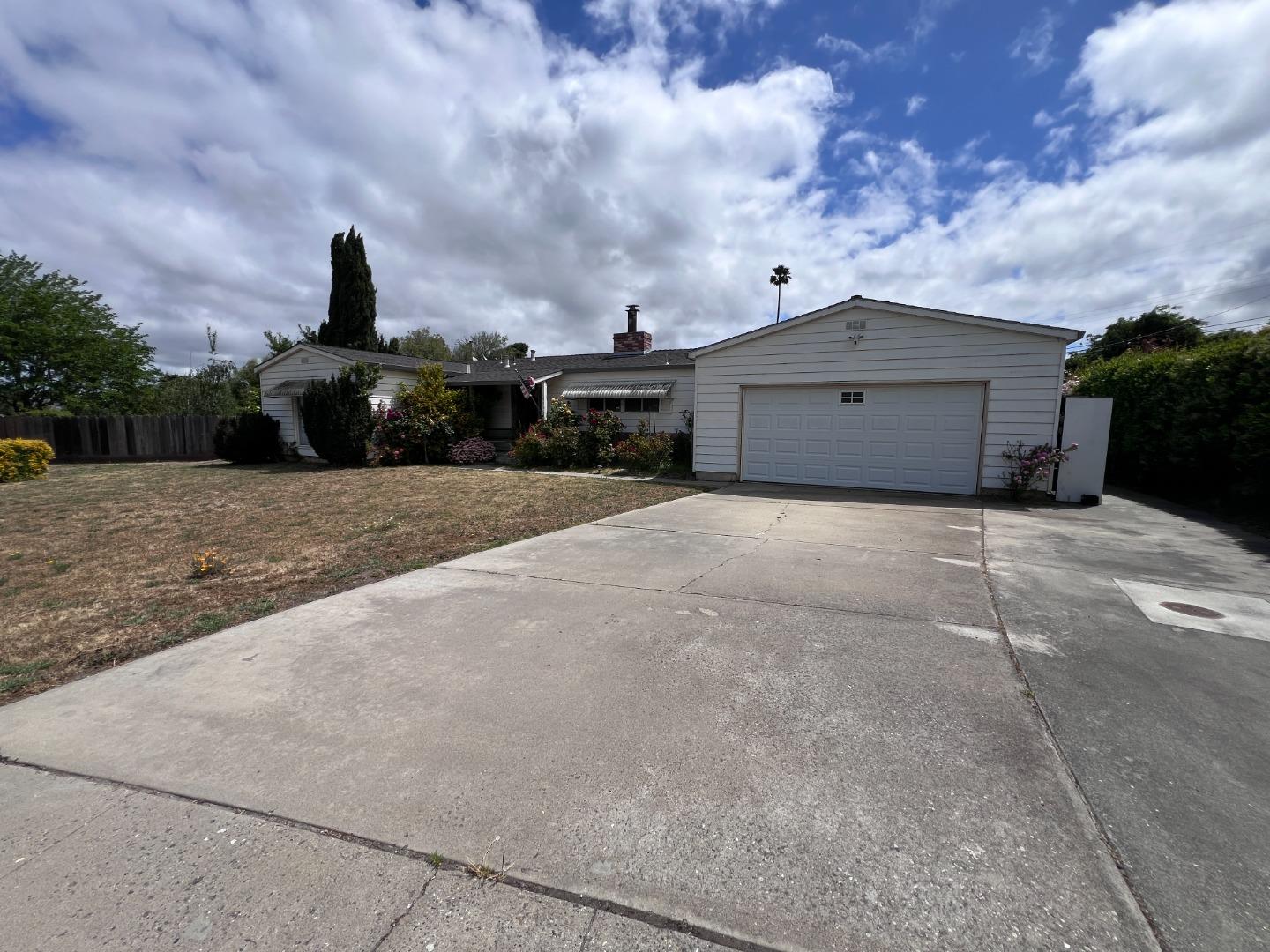 Detail Gallery Image 2 of 27 For 19035 Buena Ln, Salinas,  CA 93908 - 4 Beds | 2 Baths