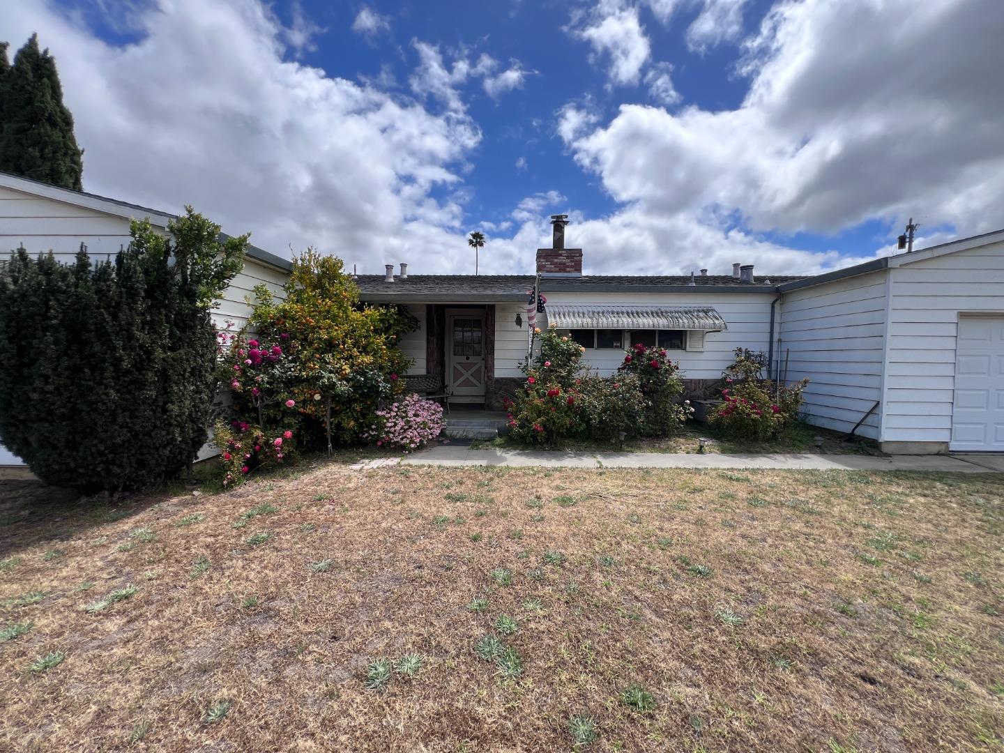 Detail Gallery Image 3 of 27 For 19035 Buena Ln, Salinas,  CA 93908 - 4 Beds | 2 Baths
