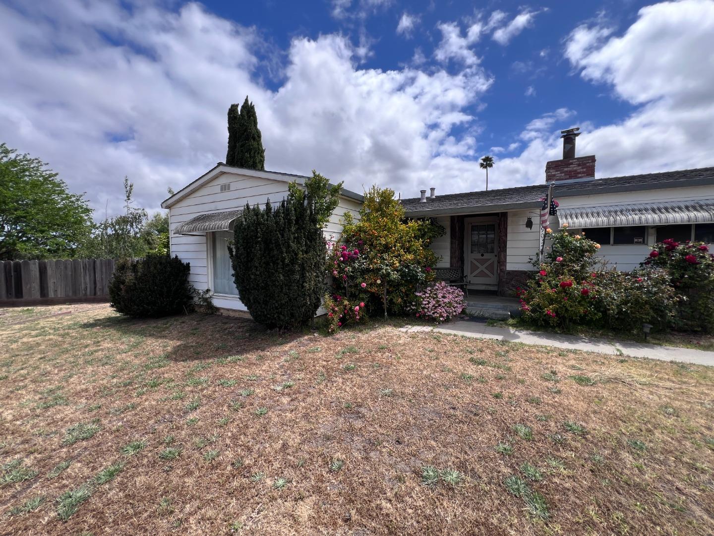 Detail Gallery Image 4 of 27 For 19035 Buena Ln, Salinas,  CA 93908 - 4 Beds | 2 Baths