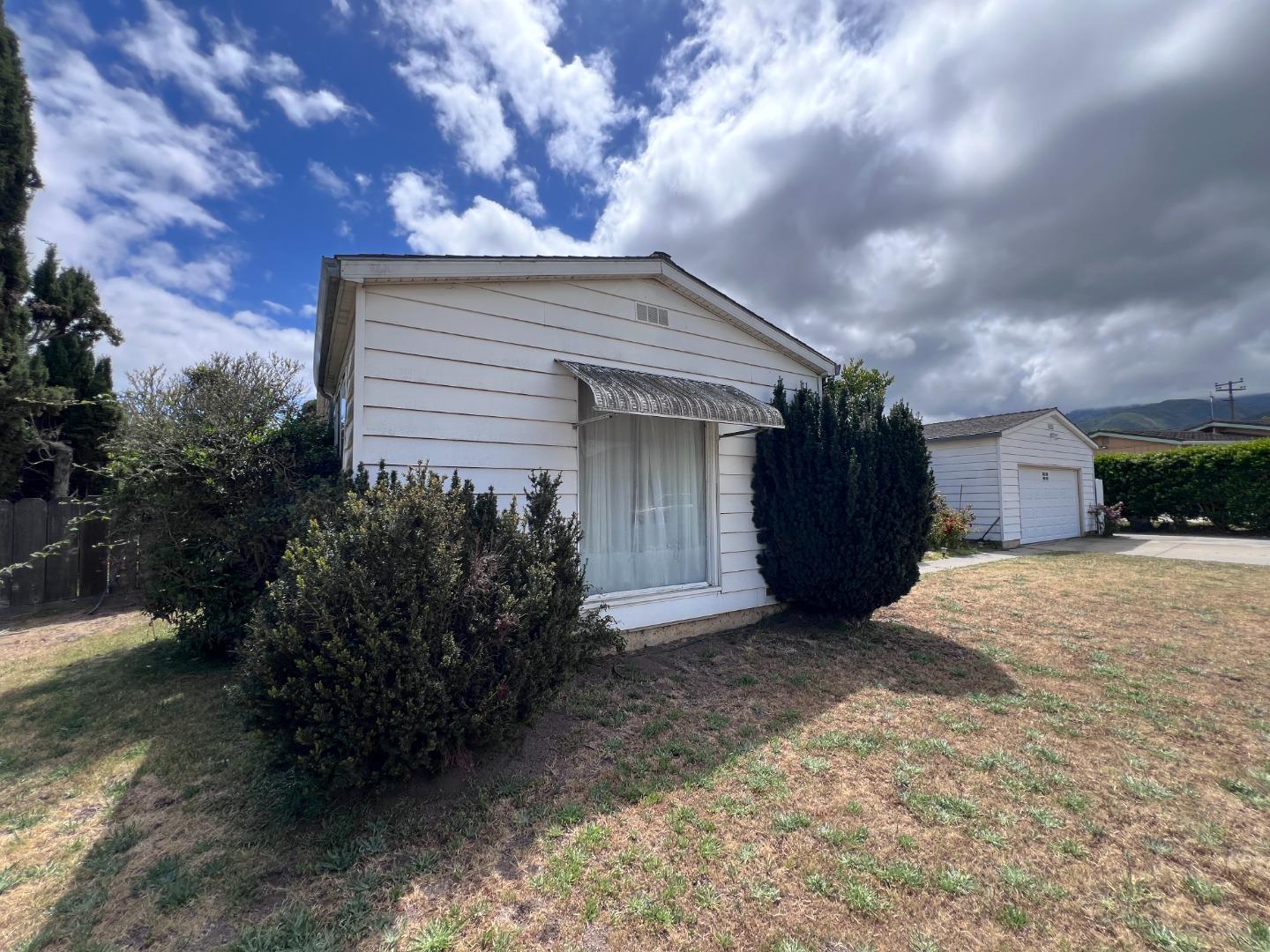 Detail Gallery Image 5 of 27 For 19035 Buena Ln, Salinas,  CA 93908 - 4 Beds | 2 Baths