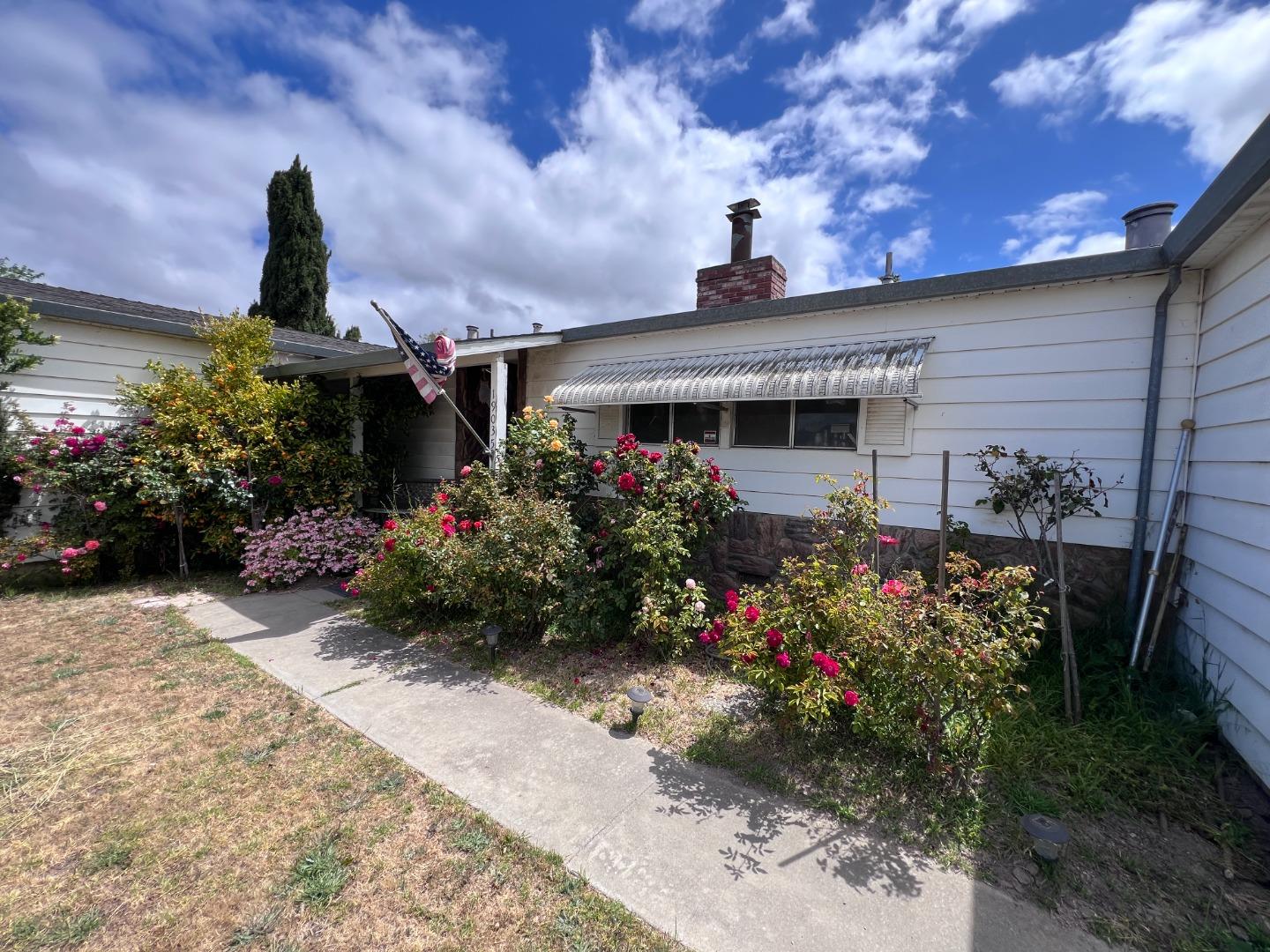 Detail Gallery Image 7 of 27 For 19035 Buena Ln, Salinas,  CA 93908 - 4 Beds | 2 Baths