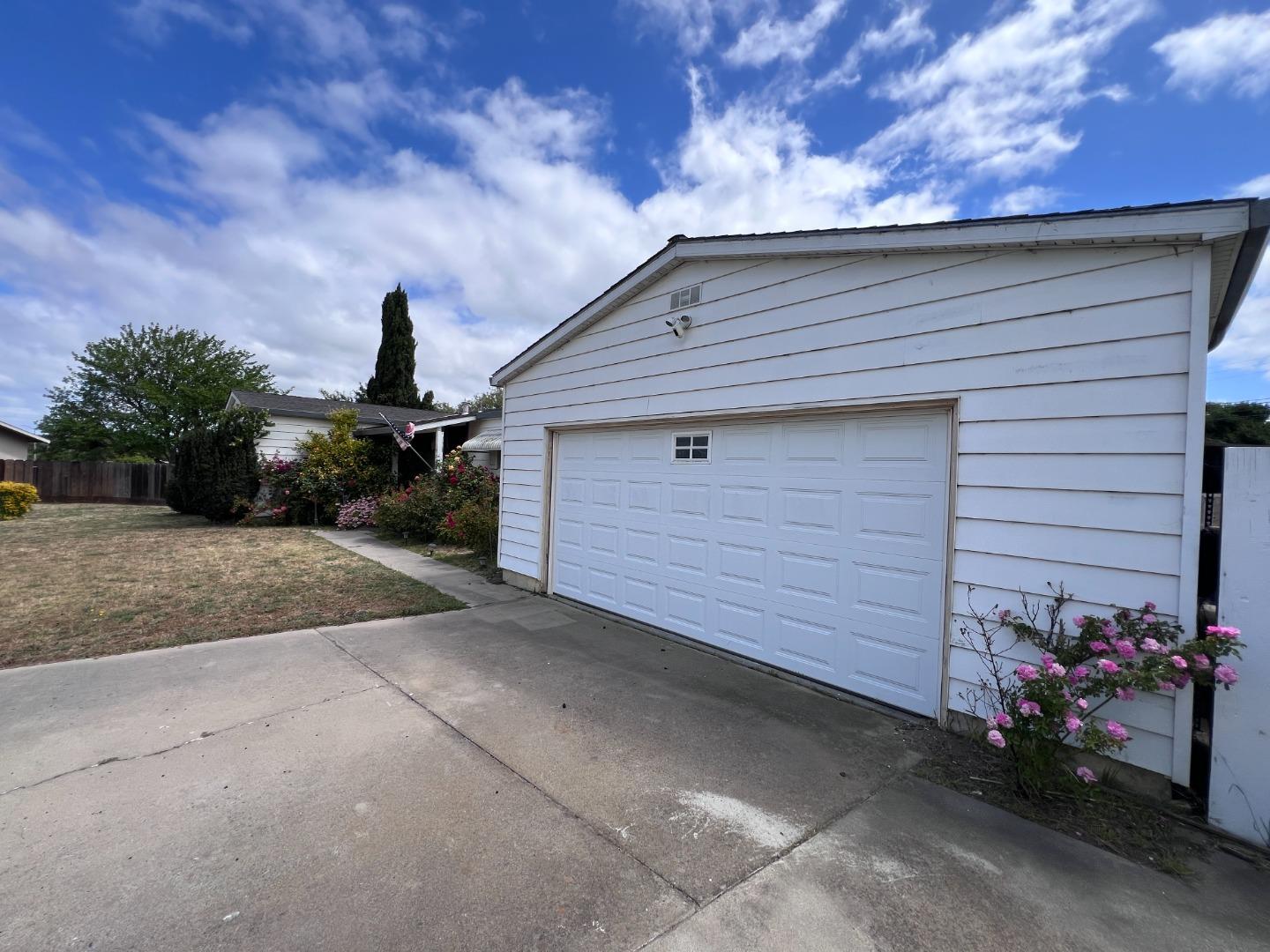 Detail Gallery Image 8 of 27 For 19035 Buena Ln, Salinas,  CA 93908 - 4 Beds | 2 Baths